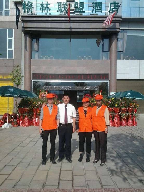 公司梁經理與格林聯盟酒店洗衣房員工的合影